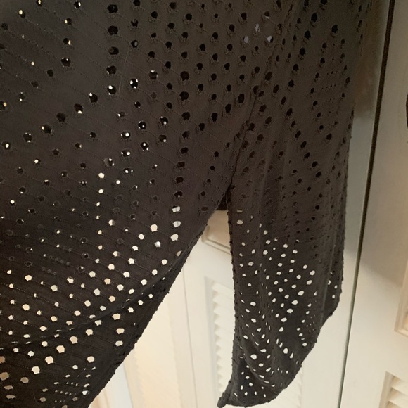 🎄Olive green tunic with small pattern cut outs.🎄 - Picture 3 of 4